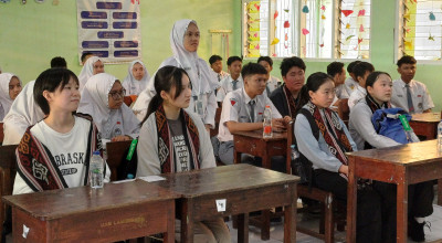 5 Pelajar Jepang Belajar di MAN 1 Lamongan, Upacara HUT RI sebelum Pulang