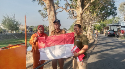 Bakesbangpol Gandeng PWI Bagikan Ratusan Bendera untuk Masyarakat Tulungagung