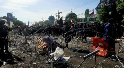 Aksi Kawal Putusan MK di DPRD Jatim Surabaya Ricuh: Botol Beterbangan