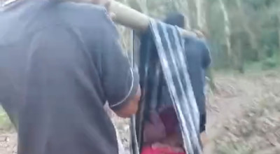 Warga Jember Tandu Anak Selandia yang Sakit, Medan Jalan Sulit