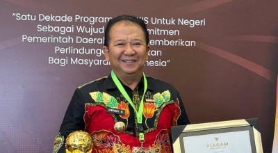 Jamin Kesehatan Warga, Bupati Jember Terima Award Universal Health Coverage