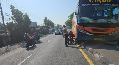 Bus Jurusan Bojonegoro-Surabaya Terjang Median Jalan di Lamongan