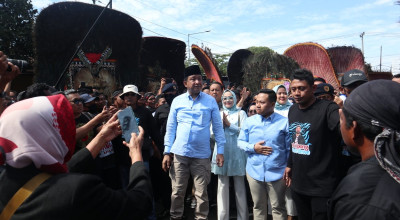 Puluhan Dadak Merak Antar Ipong dan Luhur Daftar Cabup-Cawabup di KPU Ponorogo