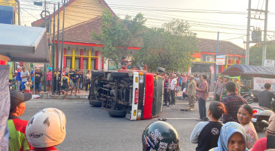 Mobil Damkar Pemkot Blitar Terguling saat Menuju Lokasi Kebakaran