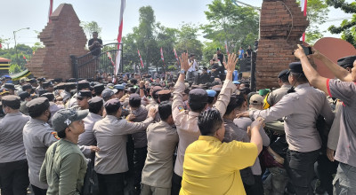 Mahasiswa di Bangkalan Demo Kantor DPRD, Tuntut Pembatalan Revisi UU Pilkada