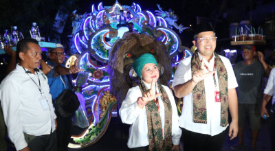 Luluk - Lukmanul Naik Kereta Kencana Daftar Cagub Jatim ke KPU