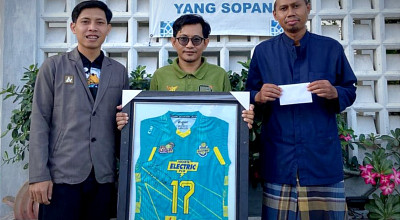 Maya Indri bersama Allegiant Lelang Jersey Matchworn, Donasi untuk Ponpes