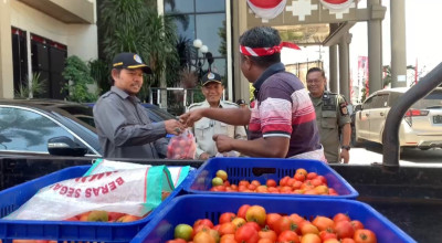 Petani Bagikan 1,5 Kuintal Tomat, DPRD Jember Minta Dinas Pertanian Cari Solusi