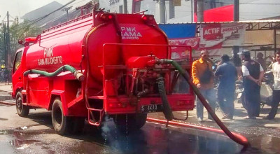 Kebakaran Pasar Tingkat Krian Sidoarjo Dipadamkan dengan 22 Unit PMK Gabungan