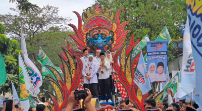 Khofifah - Emil Daftar ke KPU Jatim Dikawal 15 Parpol Pengusung