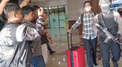 Geledah Kantor Setdaprov Jatim, KPK Bawa 1 Koper Warna Merah