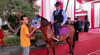 Anggota Baru DPRD Kota Kediri Tunggangi Kuda Menuju Pelantikan