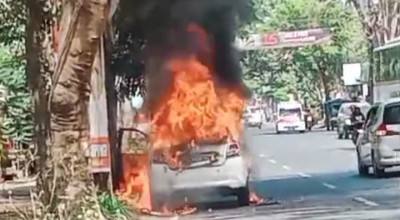 Mobil Ludes Terbakar di Depan Stadion Rejoagung Tulungagung