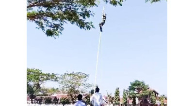 Viral, Aksi Heroik Babinsa di Bojonegoro Panjat Tiang Bendera saat Upacara