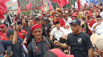 Eri - Armuji Daftar ke KPU Surabaya Naik Becak Dikawal Bantengan