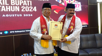 Jadi Pendaftar Pertama, Pasangan Mardinoto Gelar Metri di Kantor KPU Tulungagung