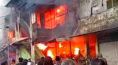 Kebakaran Pasar Tingkat Krian Sidoarjo, hingga Kini Belum Padam