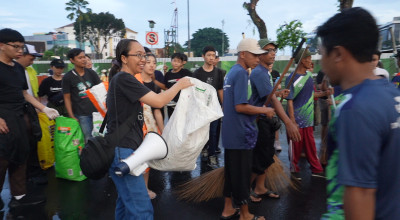 Penonton JFC Puluhan Ribu, Pelajar di Jember Keliling Bawa Karung Sampah