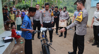 Pemprov Jatim Beri Bantuan Pelajar di Jember yang Lari 5 Km Berangkat Sekolah