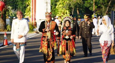 Pakai Baju Adat Osing saat Upacara HUT ke-79 RI, Pj Gubernur Jatim: Eksentrik dan Beda