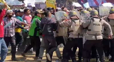 Massa Unjuk Rasa Bentrok Lawan Polisi di Alun-Alun Bojonegoro