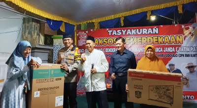 Polresta Sidoarjo Bagi Bendera-Sembako untuk Ratusan Janda di Tambak Oso