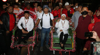 FOTO: Risma - Gus Hans Daftar Cagub di Kantor KPU Jatim