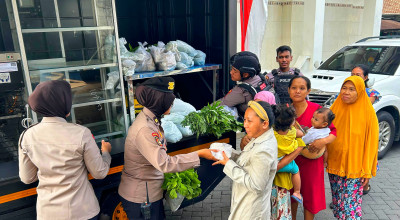 Mobil Polwan Bawa Sayur Diserbu Emak-emak di Sidoarjo