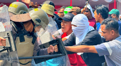 Massa Anarkis Bentrok dengan Aparat Kepolisian di Parkir Timur GOR Sidoarjo