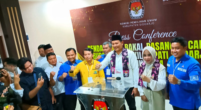 Paslon Subandi-Mimik Resmi Daftarkan Diri di KPU Sidoarjo