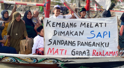 FOTO: Aksi Nelayan Tolak Proyek Surabaya Waterfront Land