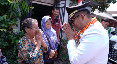 Pj Wali Kota Mojokerto Ali Kuncoro Door to Door Bagikan Bingkisan ke Veteran