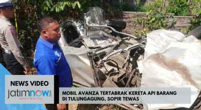 Video: Mobil Avanza Tertabrak Kereta Api Barang di Tulungagung