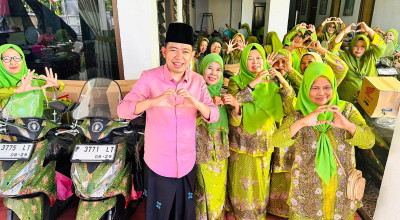 Gus Fawait Serahkan 74 Motor kepada Muslimat Kencong Jember