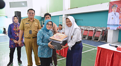 4 Tahun Pemkot Surabaya Gelontor 266.375 Seragam dan Perlengkapan Sekolah Gratis