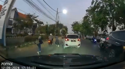 Aksi Begal Rampas  HP Mahasiswi ITS Surabaya Terekam Kamera Mobil