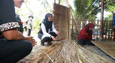 Sukses jadi Pengusaha Anyaman usai Pugar Makam Tokoh Penari Gandrung Banyuwangi