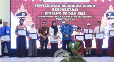 229 Siswa Berprestasi di Mojokerto Terima Beasiswa dari Pemkab