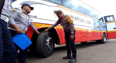 Jelang Weekend, Petugas Gabungan Periksa Kelayakan Bus di Terminal Trenggalek