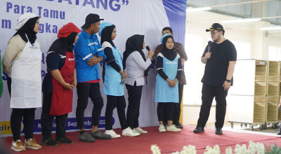 Mas Dhito Salurkan BLT DBHCHT untuk Ribuan Buruh Pabrik SKT Pare