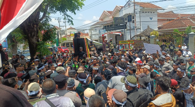 Diisukan Batal Dilantik DPR RI, Pendukung Gufron Sirodj Demo KPU Jember