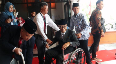 Moment Anggota DPRD Ponorogo Burhanudin Ucap Sumpah Janji di Atas Kursi Roda