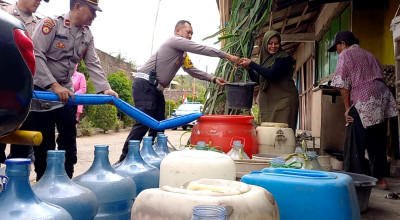 Kekeringan di Trenggalek Meluas, Polisi Droping 52.800 Liter Air Bersih