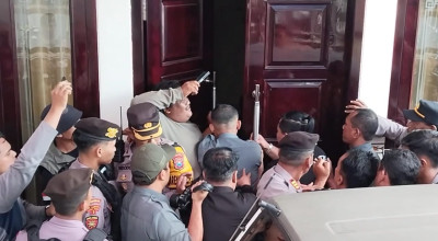 Eksekusi Rumah di Tulungagung Berlangsung Alot, Tergugat Melawan