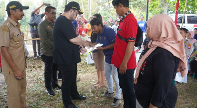 Mas Dhito Serahkan Sertifikat Elektronik Bagi Warga Kampungbaru