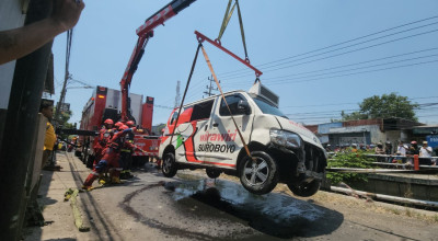 Feeder Wira Wiri Suroboyo Tercebur Sungai, Dishub: Hindari Pemotor Potong Jalan