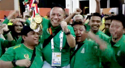 Momen Baso Juherman Digendong usai Muaythai Jatim Juara Umum PON XXI 2024