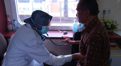 Ratusan Warga Sekitar Stasiun Rambipuji Jember Periksa Kesehatan di Rail Clinic