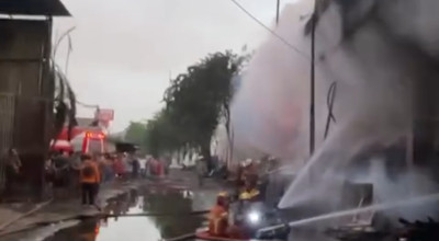 Tumpukan Kayu Bawah Tol Dupak Surabaya Terbakar, Kepulan Asap Menutup Jalan