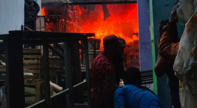 Pasar Sepanjang Sidoarjo Terbakar, Warga dan Pedagang Padamkan Api Manual